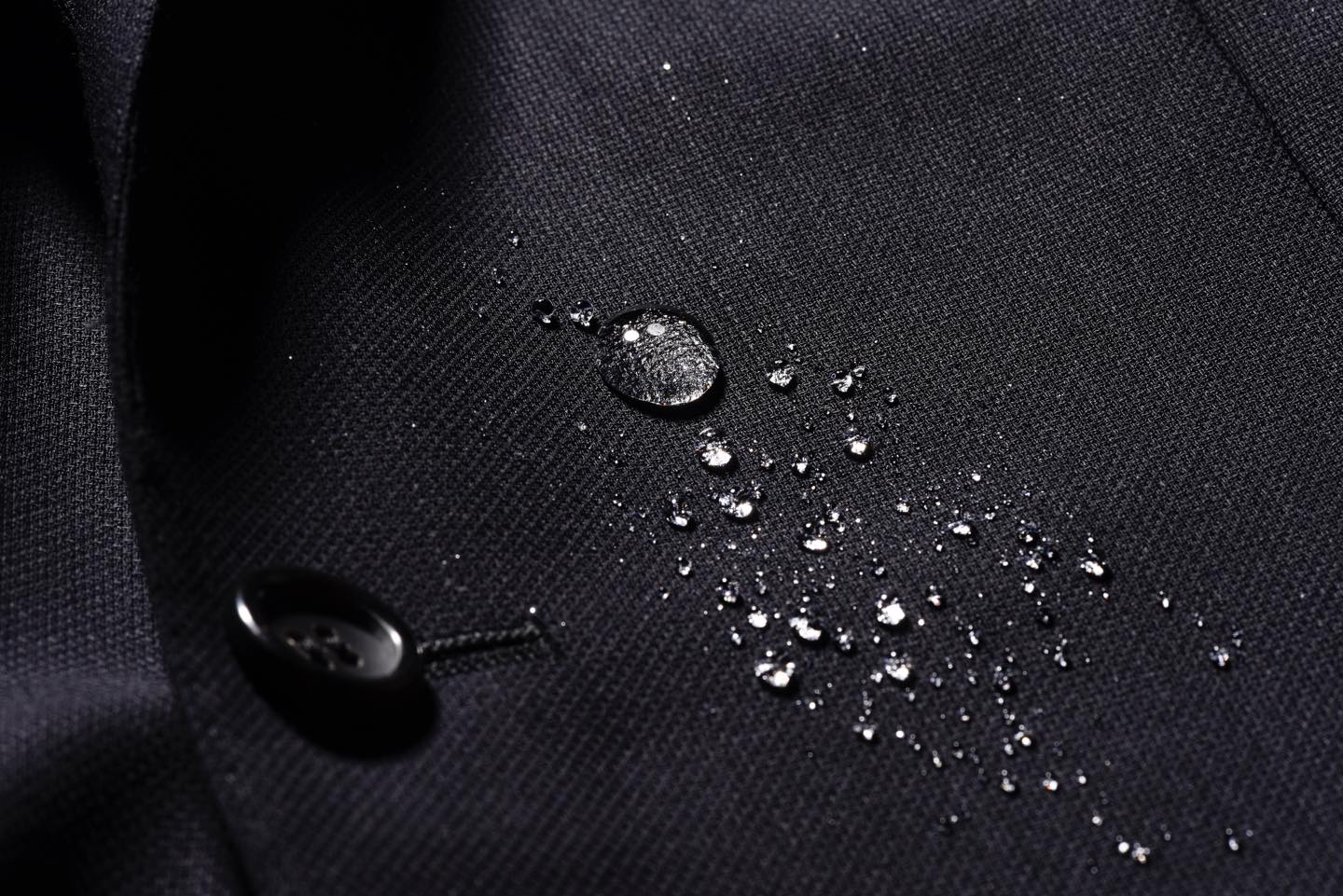 天然素材ながらも撥水性の高さはご覧の通り。