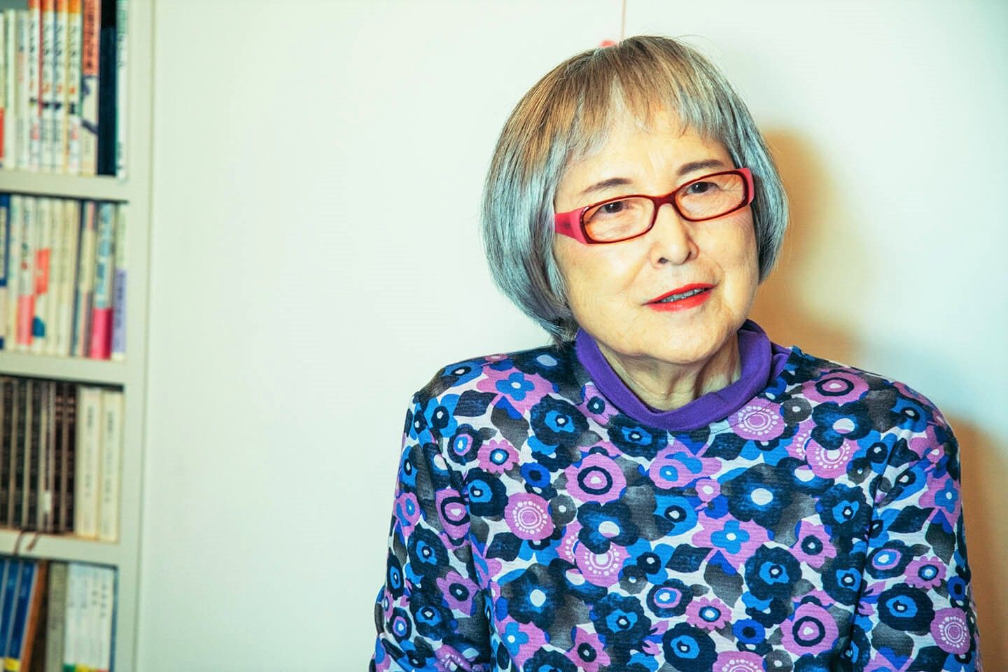 めがねは数少ない贅沢、という角野栄子さん。この日は、バイオレットカラーのPRADAをコーディネート
