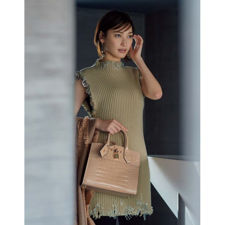 ドレス・パンツ・ストール・バッグ『シティ・スティーマーPM』・ピアス(ルイ・ヴィトン) 撮影/生田昌士(hannah) BY:『Precious6月号』小学館、2019年