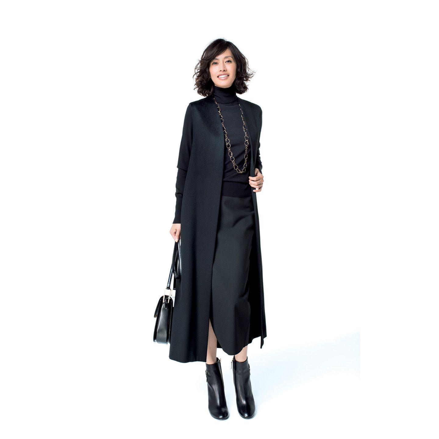 ウールのロングジレ(Nobuko Nishida)、ニット(ADORE)、スカート(コロネット〈エリザベス アンド ジェームス〉)、ネックレス(シャンテクレール 東京店)、バッグ(yoshie inaba)、靴(ロジェ・ヴィヴィエ・ジャパン) 撮影/水田 学(NOSTY) BY :『Precious11月号』小学館、2016年
