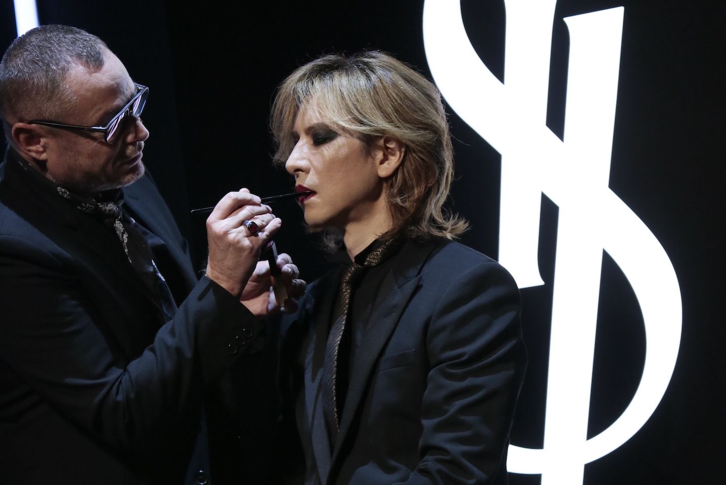YOSHIKIさんにメイクを施すトム・ぺシューさん。