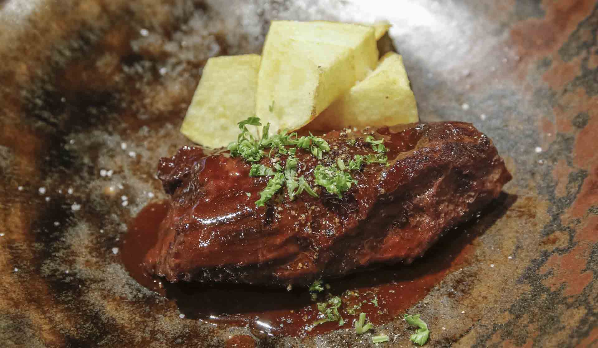 坂根牧場のグラスフィットビーフ(35か月)すね肉の赤ワイン煮込み。