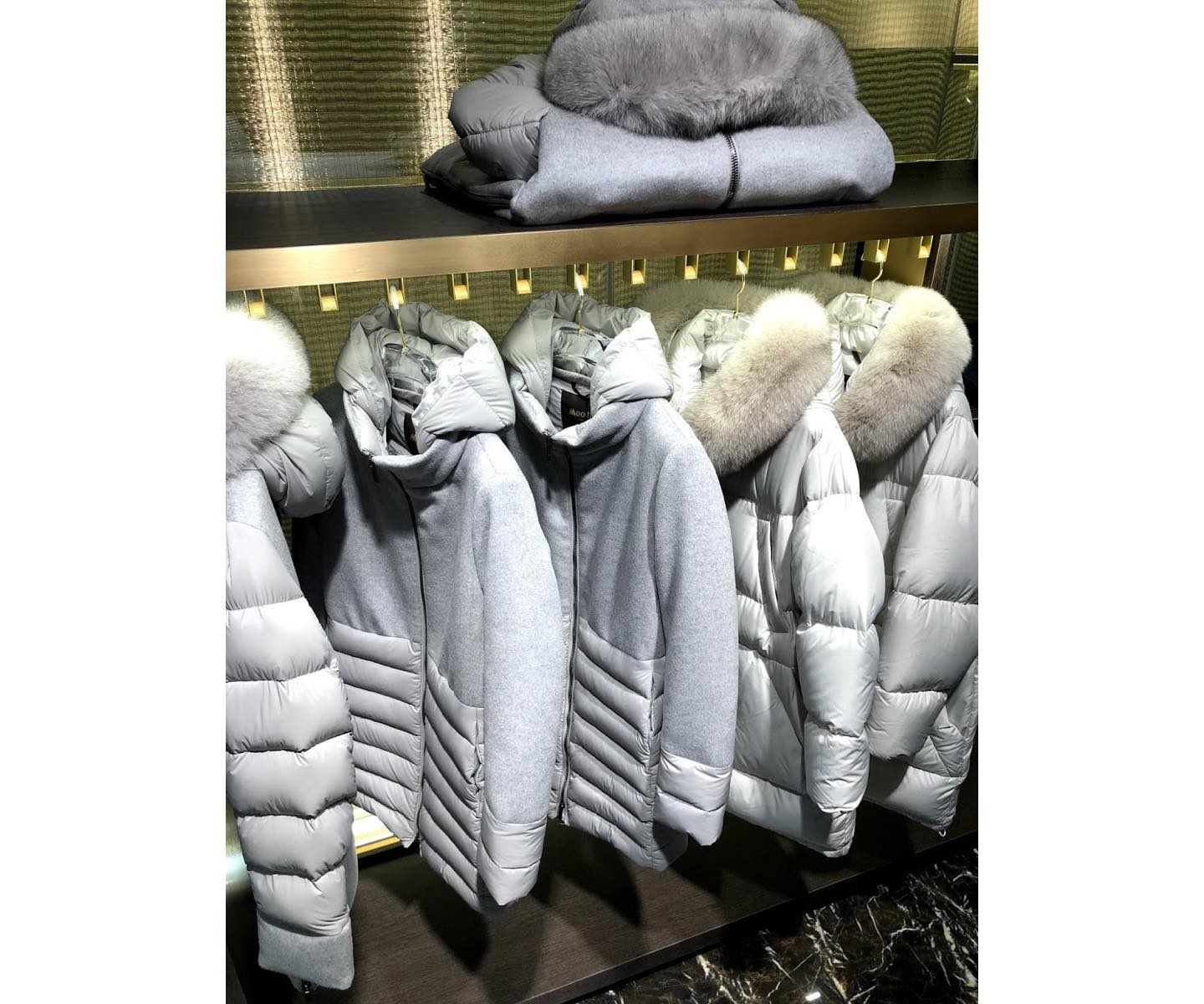 女性向けのグレーやアイボリーなどの高品質ダウンもずらり!