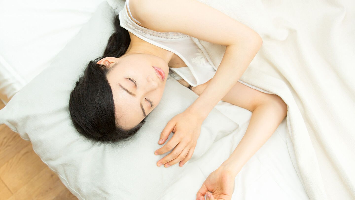 睡眠中の女性