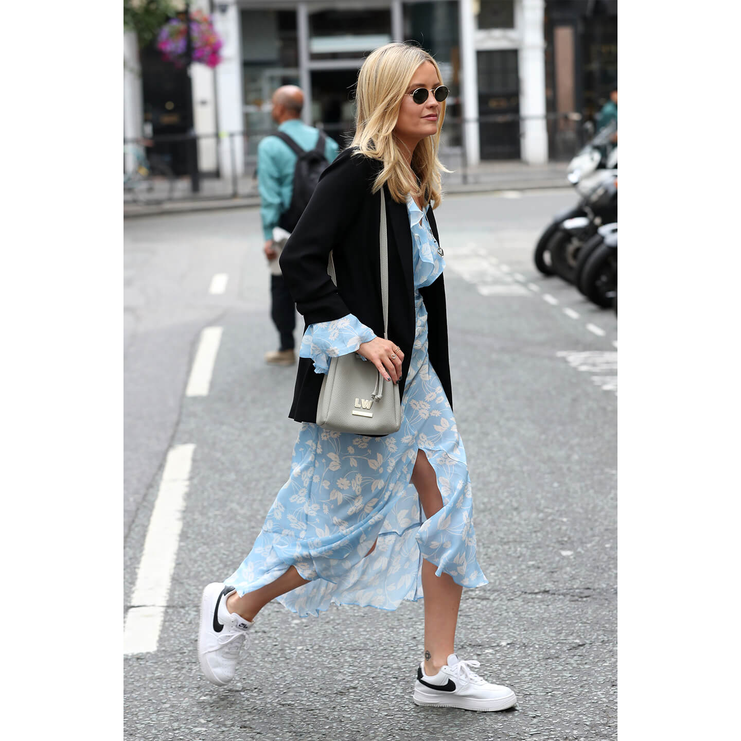 ボタニカル柄のワンピースを着こなすLaura Whitmore(ローラ・ウィットモア)氏