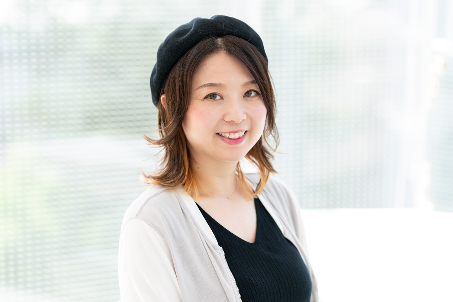 air-GINZAcentral・副店長の藤本麻衣さん。「韓国ドラマを観るのが好きです。時間ができたら常に観てます(笑)。お客様からDVDを借りたり、韓国情報をたくさん伺うのが楽しいです」