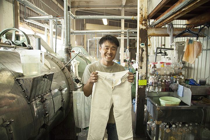 ファクトリエの白デニムは、岡山県の児島にある工場との共同開発によるもの