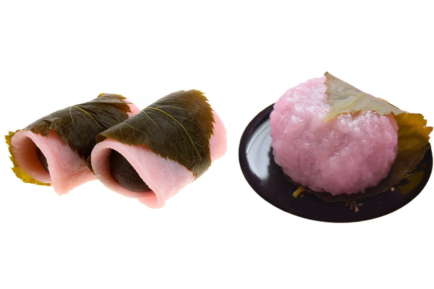 桜餅が2種類並んでいる。左手は餡を薄皮で巻いた「関東風」、右手は餅米を使った生地の「関西風」。