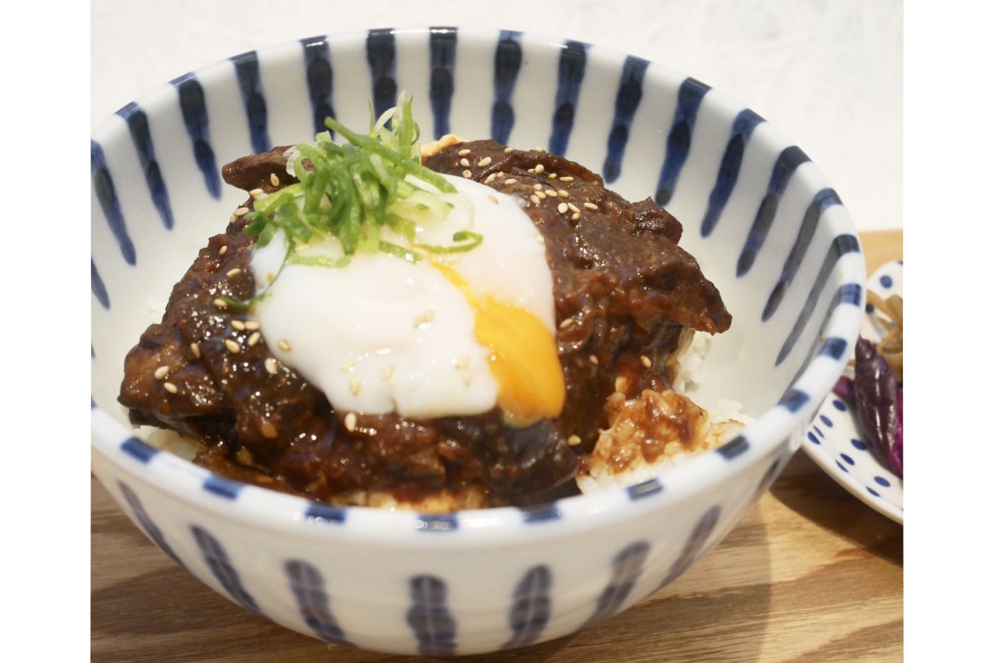 牛すじ煮込みがたっぷり乗った「とうふめし」の写真