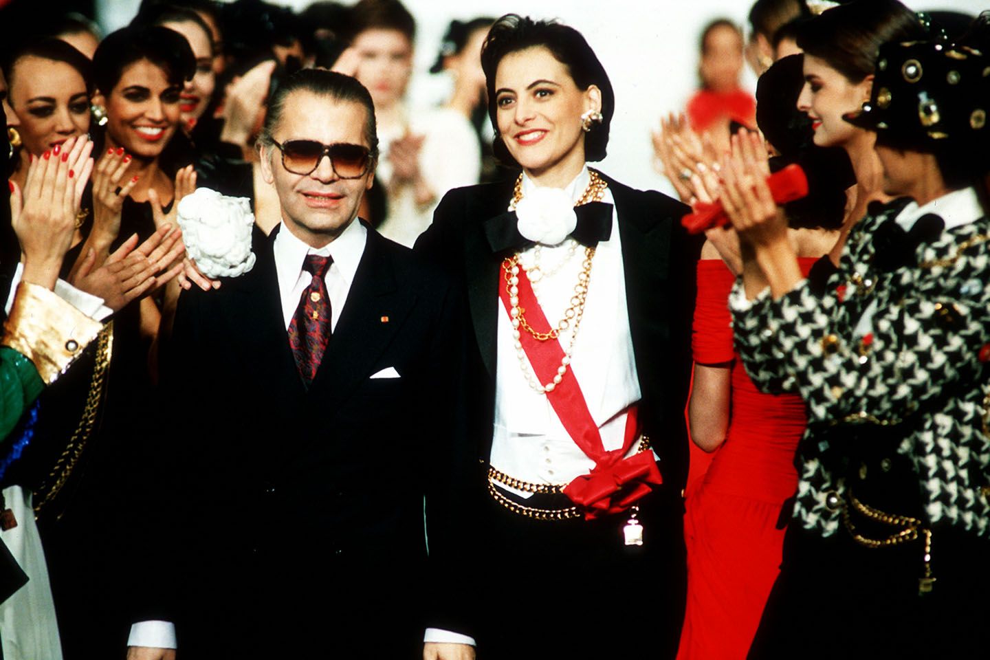 1987年 春夏コレクションでInès de la Fressange(イネス・ド・ラ・フレサンジュ)とともにランウェイを歩くカール・ラガーフェルド