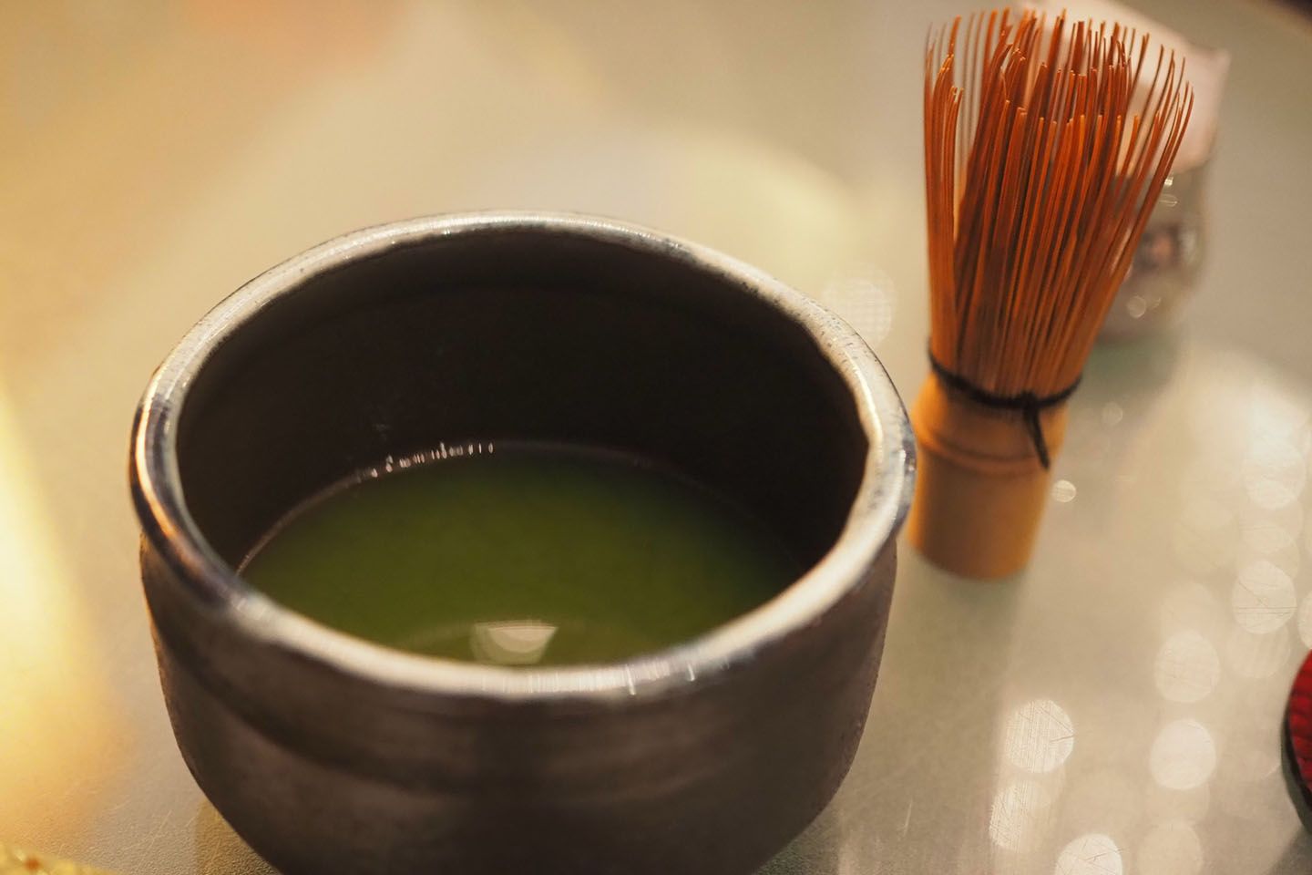 抹茶は茶筅で自分で点てていただきます。ジャパニーズスタイルのアフタヌーンティーはいかが?