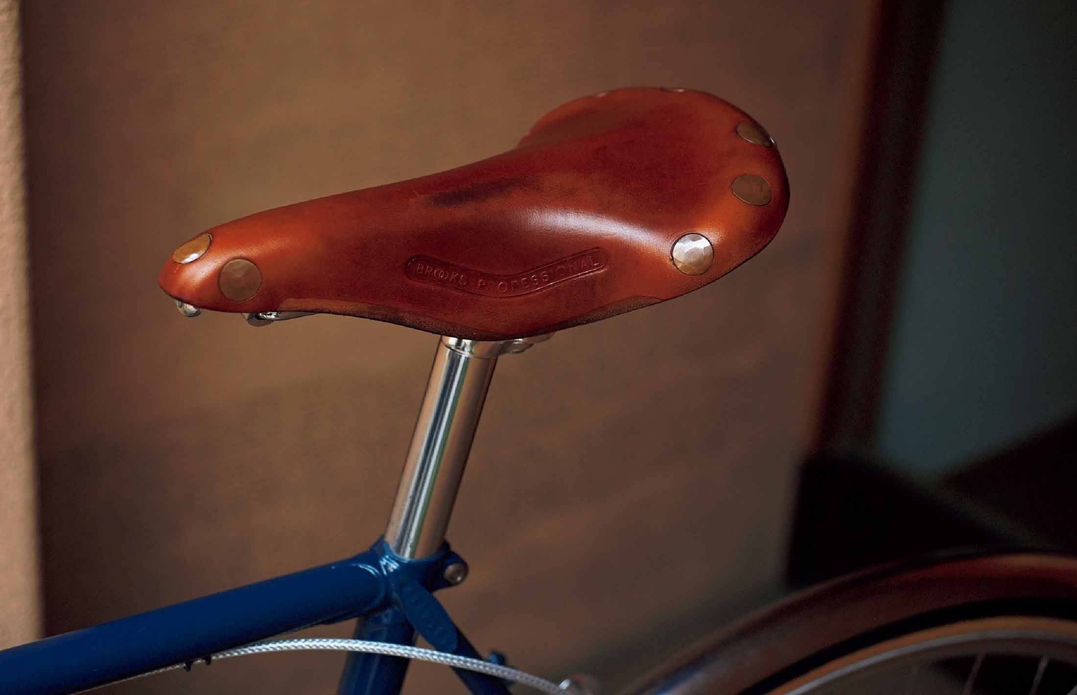 BROOKS「ブルックス」
乗り込まれ、尻の部分が沈んだ「ブルックス」のサドル『TEAM PRO』。職人がひとつひとつ打ち込む銅製の鋲など、クラシックな美しさが魅力だ。¥18,600(渡辺産業〈ブルックス〉)