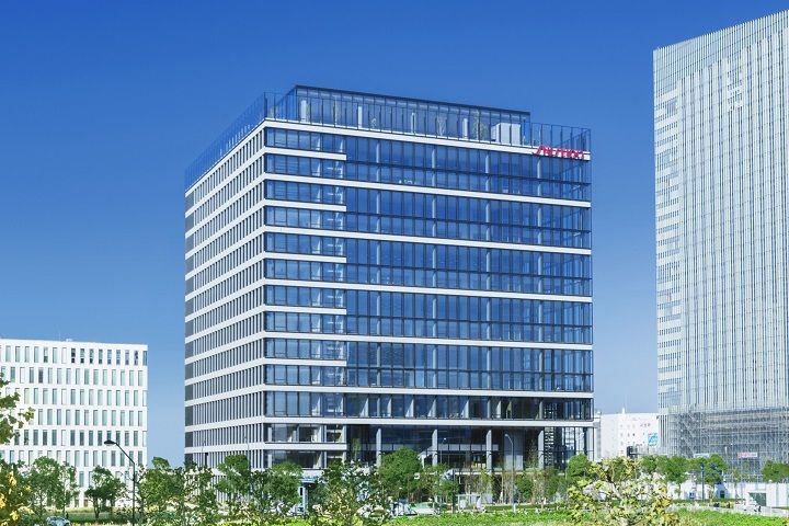 資生堂「S/PARK」は、横浜高速鉄道みなとみらい線「新高島駅」の地下通路から直結で徒歩約2分。横浜駅からも徒歩圏内です。施設内に駐車場はないのでご注意を。