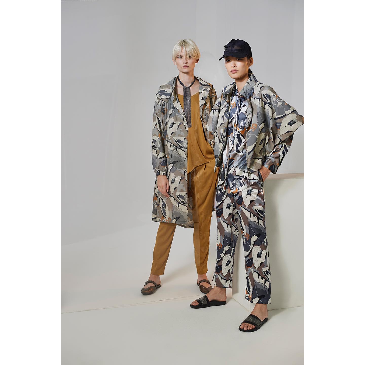 左/コート¥200,000・パンツ¥75,000・ネックレス¥62,000・靴¥94,000・ブラウス/参考商品・右/ジャケット¥148,000・シャツ¥123,000・パンツ¥116,000・帽子¥57,000・靴¥62,000