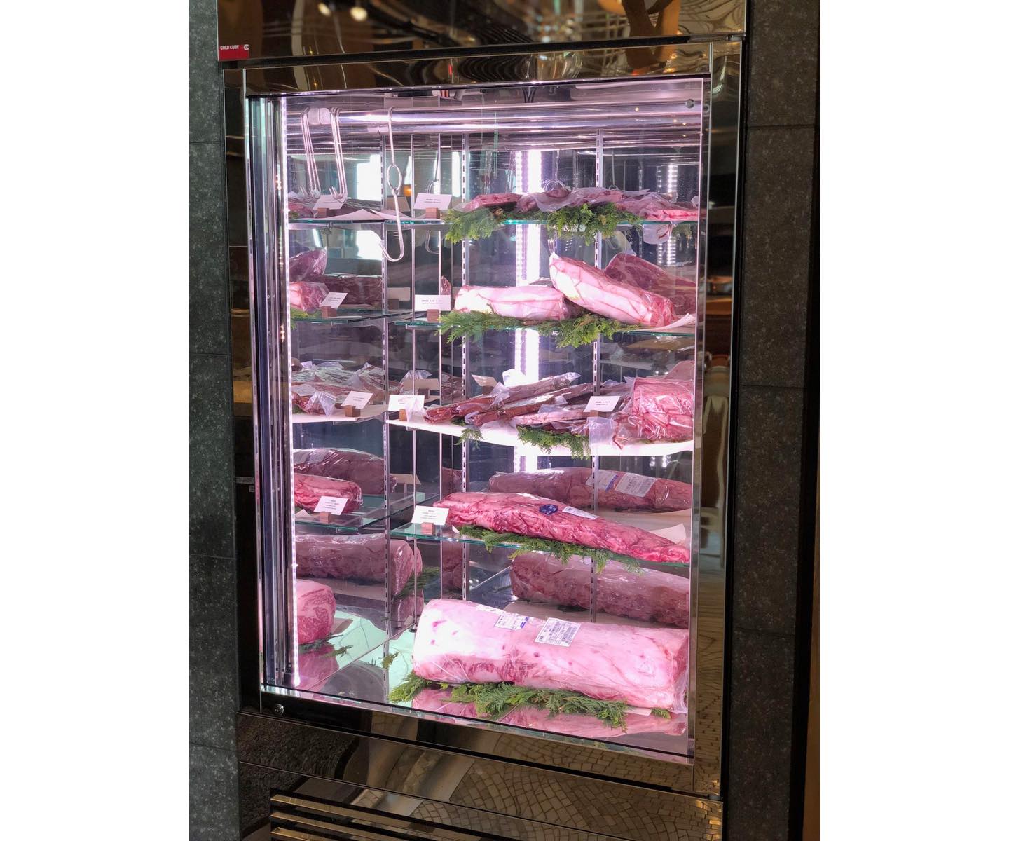 ビーフの雪室熟成肉以外にも、豚や鶏、ラム肉や鴨など肉の種類も豊富です。こちらは、お肉を保存する専用のケース。