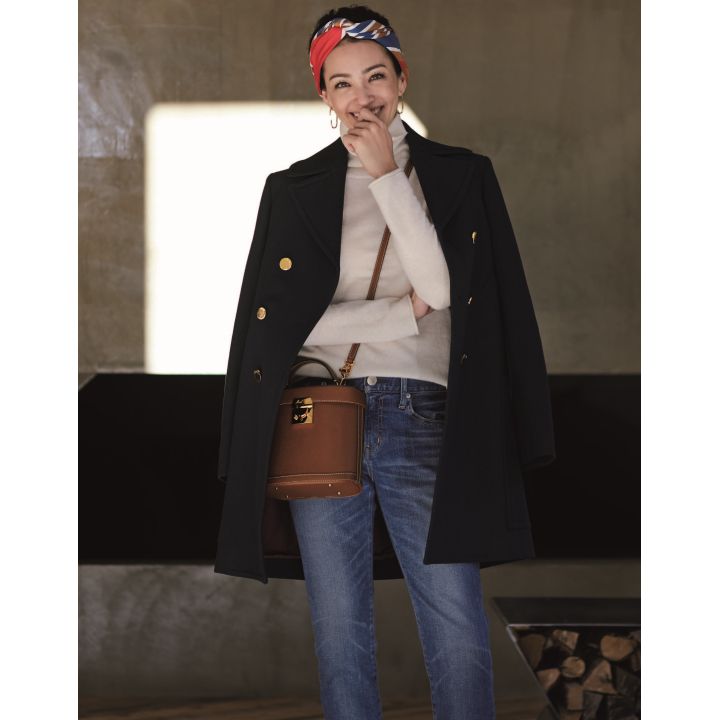 コート(マディソンブルー)、ニット(Theory luxe〈Theory luxe〉)、デニム(ゲストリスト〈レッドカード〉)、スカーフ(スローン)、ピアス(showroom SESSION〈マリアブラック〉)、バッグ(ブルーベル・ジャパン〈マーク クロス〉) 撮影/熊澤 透 BY:『Precious2月号』小学館、2020年