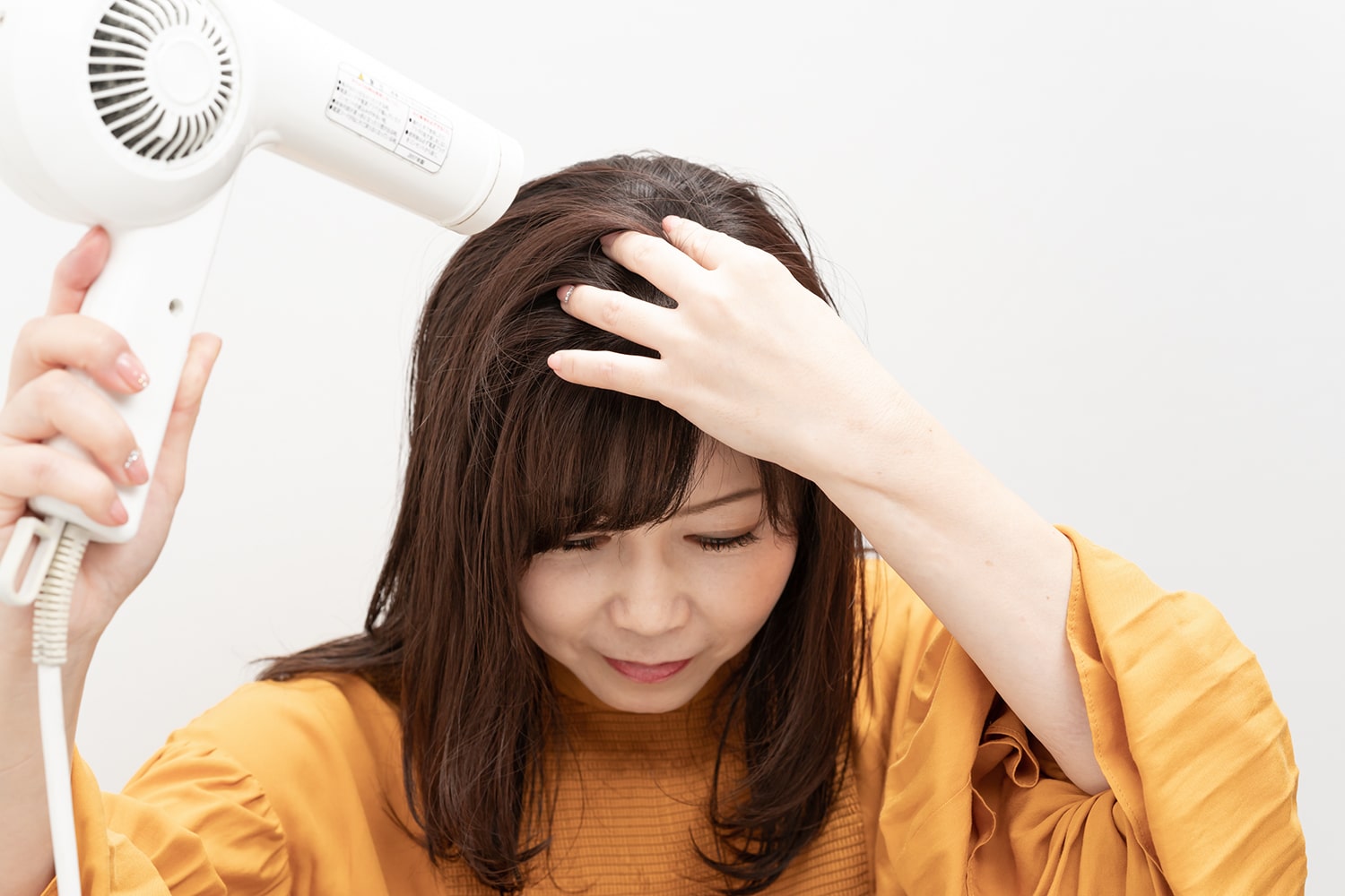 根元から乾かすと、分け目の目立たないふわっとした印象に。