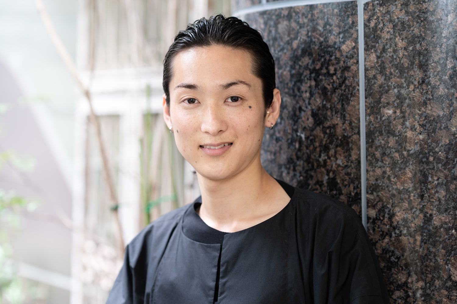 ROIデザイナー・関田康司さん。最近、糖質制限をしているという関田さん。「流行っていますが、どんな効果があるか自分で試したくてはじめました。主食はチキン。あとは野菜をたくさん摂るように心がけています。意識の高いお客様にオススメの食材などを聞くのが楽しいですね」。