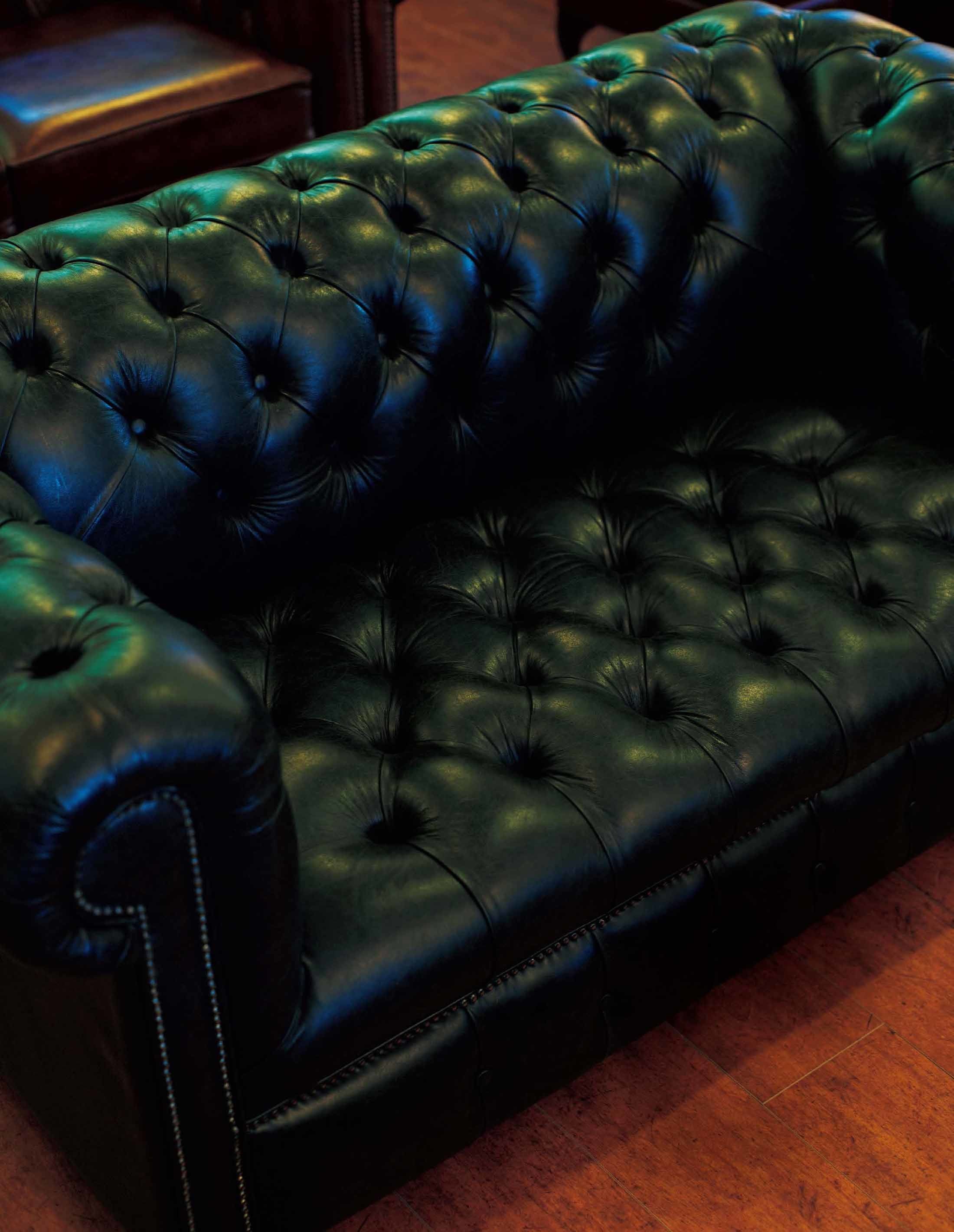 DISTINCTIVE CHESTERFIELDS「ディスティンクティブ チェスターフィールズ ジャパン」
英国の同名家具メーカーのソファを取り扱っている。サイズや革の種類など、幅広い選択肢での注文が可能だ。写真のソファは¥290,000~
http://www.distinctivechesterfields.jp