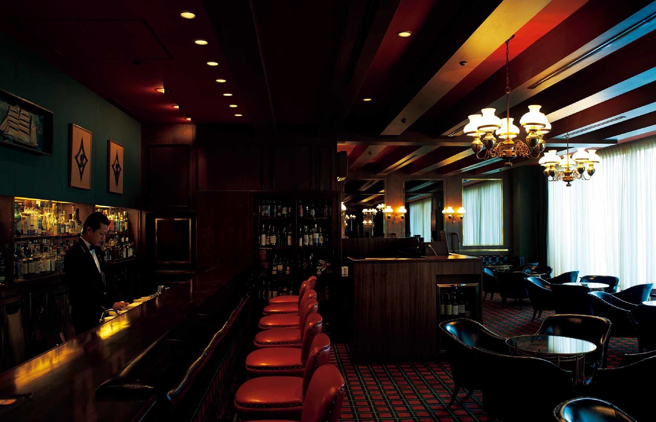 BAR HIGHLANDER ホテルオークラ東京「バーハイランダー」
スコッチの種類は銘柄&年代ともに豊富で、それを目当てに訪れる顧客も多い。夕方まではパブアワー&ティータイムとして営業。
住所:東京都虎ノ門2-10-4ホテルオークラ東京1F
TEL:03・3505・6077
営業時間/11:30~1:00(日曜・祝日は0:00まで) 無休