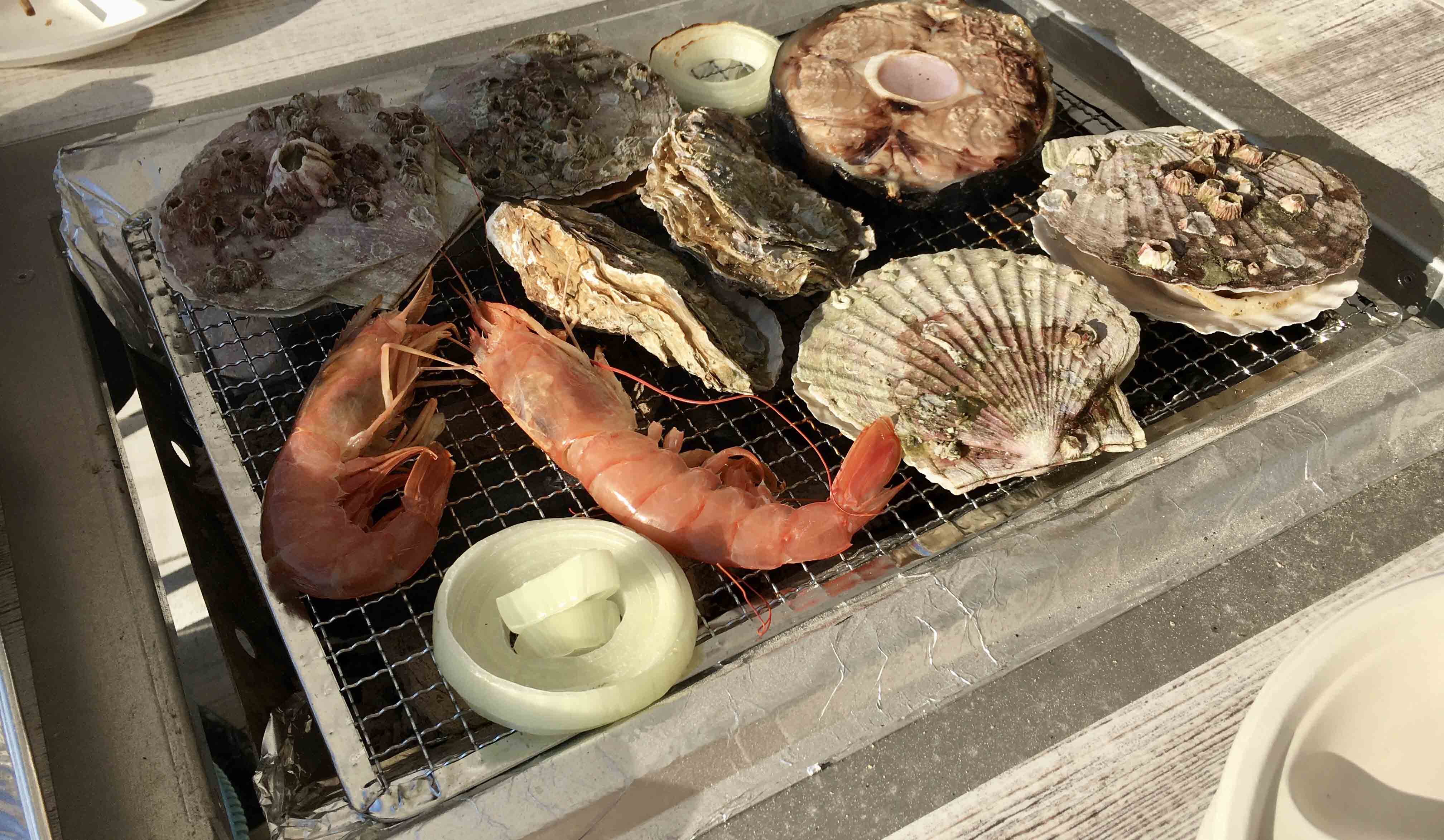 広いテラスは大勢が炭火で焼いても煙が充満しにくい。