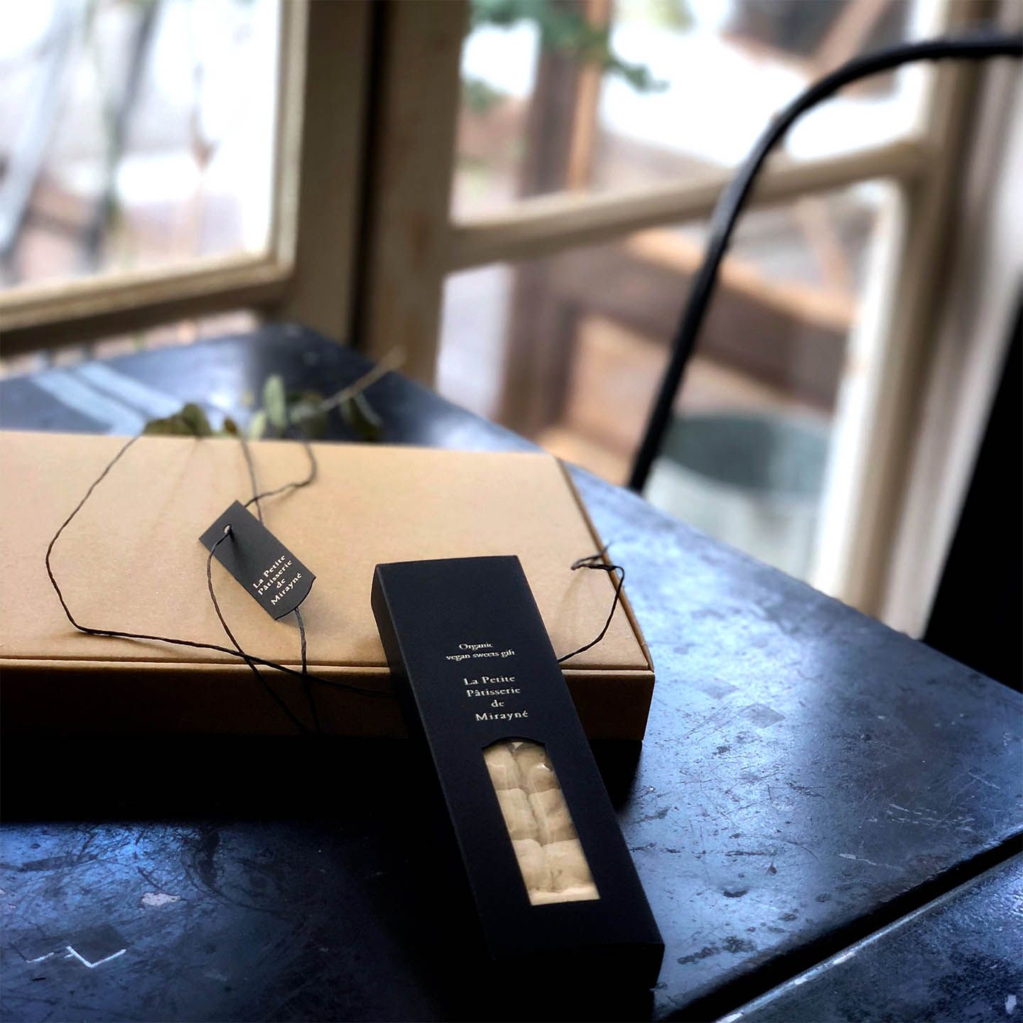 5点購入ごとに付く、5つの箱がぴったり収まる紙製のボックス