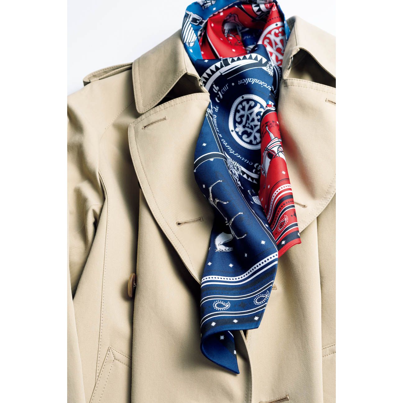 エルメスのスカーフ「マキシツイリー スリム」をトレンチコートの首元に巻いて | Precious.jp（プレシャス）