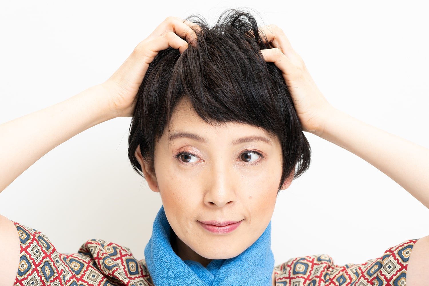 根元から立ち上げるように髪を揉み込むこと。