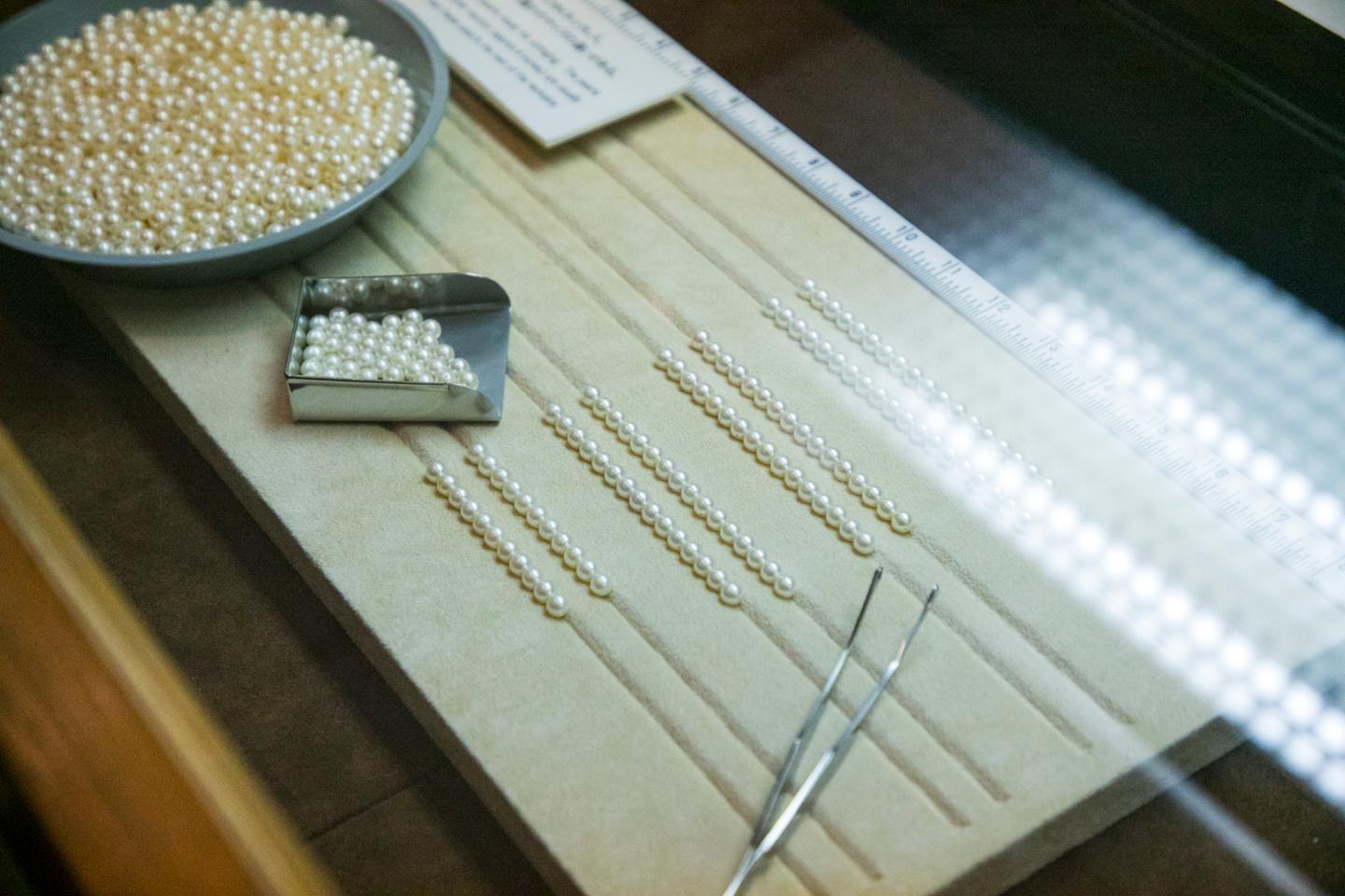 色や大きさがそろうように並べ、1本のネックレスに。