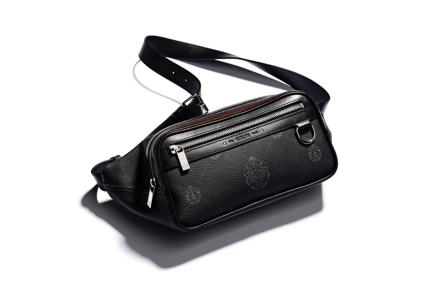 【H13×W32×D9cm】バッグ¥149,000(ベルルッティ・インフォメーション・デスク)