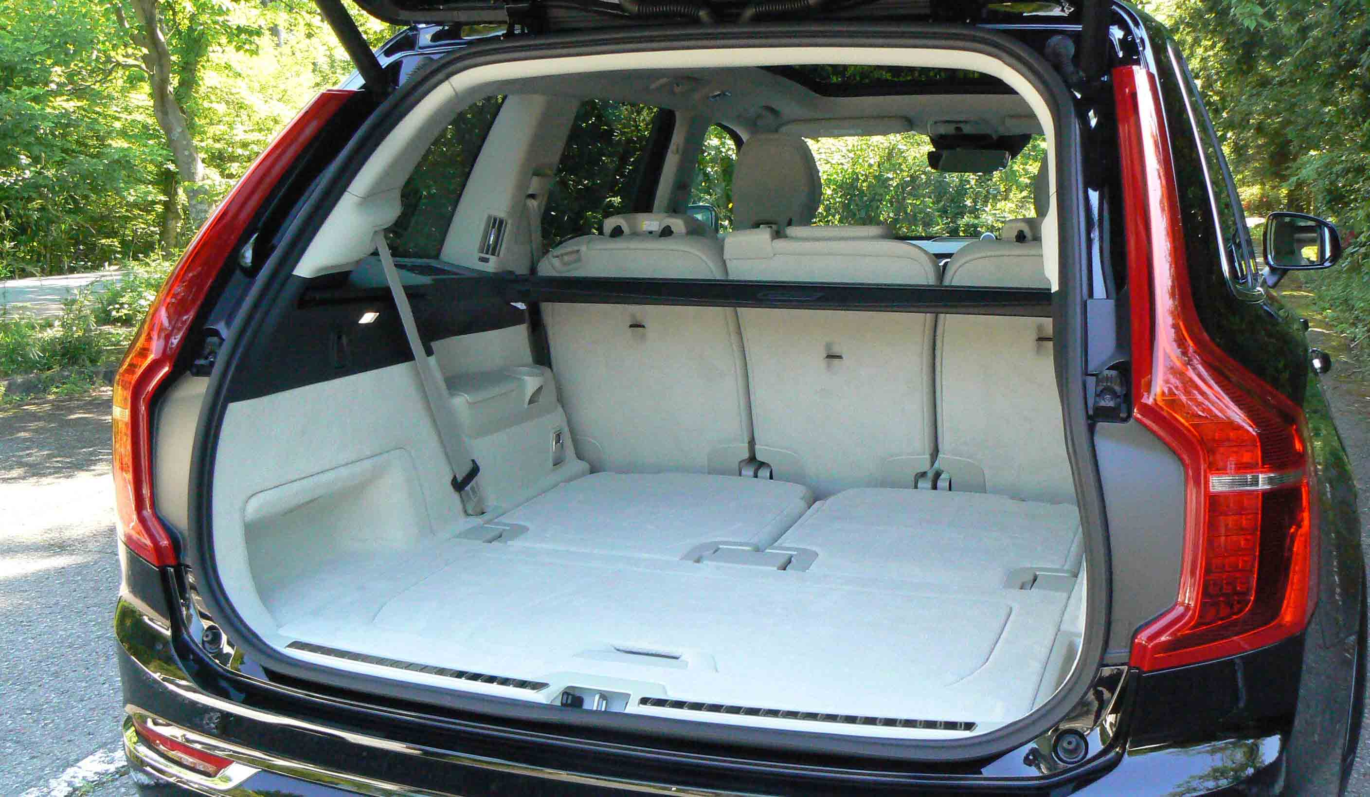 XC90は3列シートを備える。3列目はきれいに床下へ収納でき、広大な荷室にスーツケースが余裕で積める。