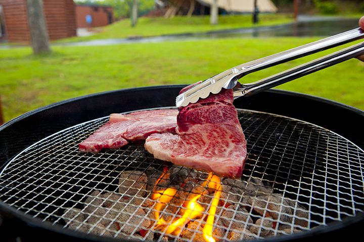 プールサイドのテラスでは、BBQチャコールグリルでバーベキューも楽しめる