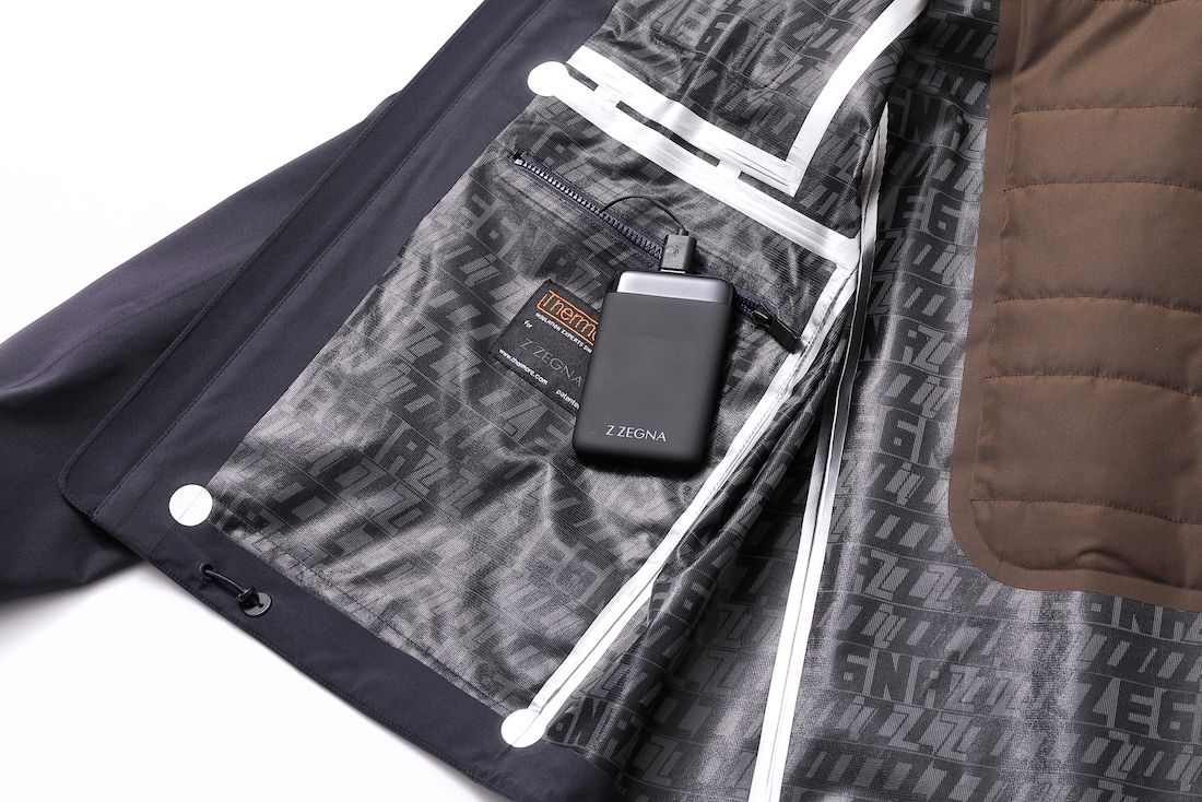 シンプルかつ薄型の電池パックは「ジー ゼニア」のロゴ入り