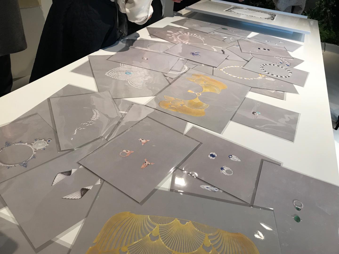 デザイン画がテーブルの上に無造作に置かれています。かわいいバンビなど、ブシュロンが得意とする動物モチーフが見受けられます。