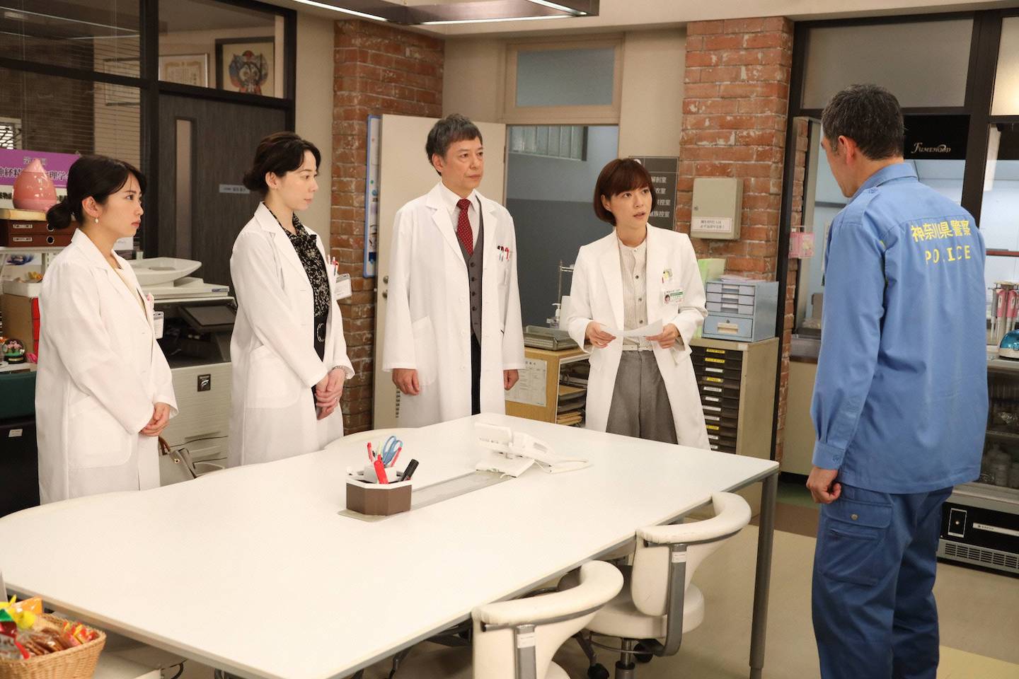 左から:光子(志田未来さん)、絵美(平岩紙さん)、藤堂(板尾創路さん)、朝顔(上野樹里さん) ©フジテレビ