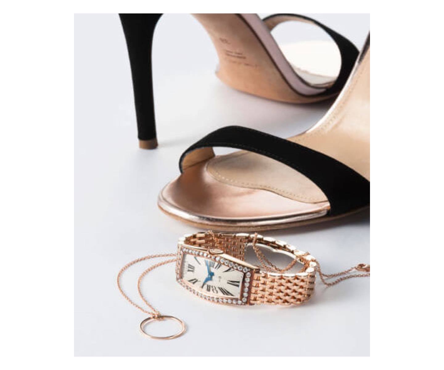 時計¥2,440,000(DKSHジャパン)、バッグ¥134,000(JIMMY CHOO)、靴¥49,000(エストネーション)
