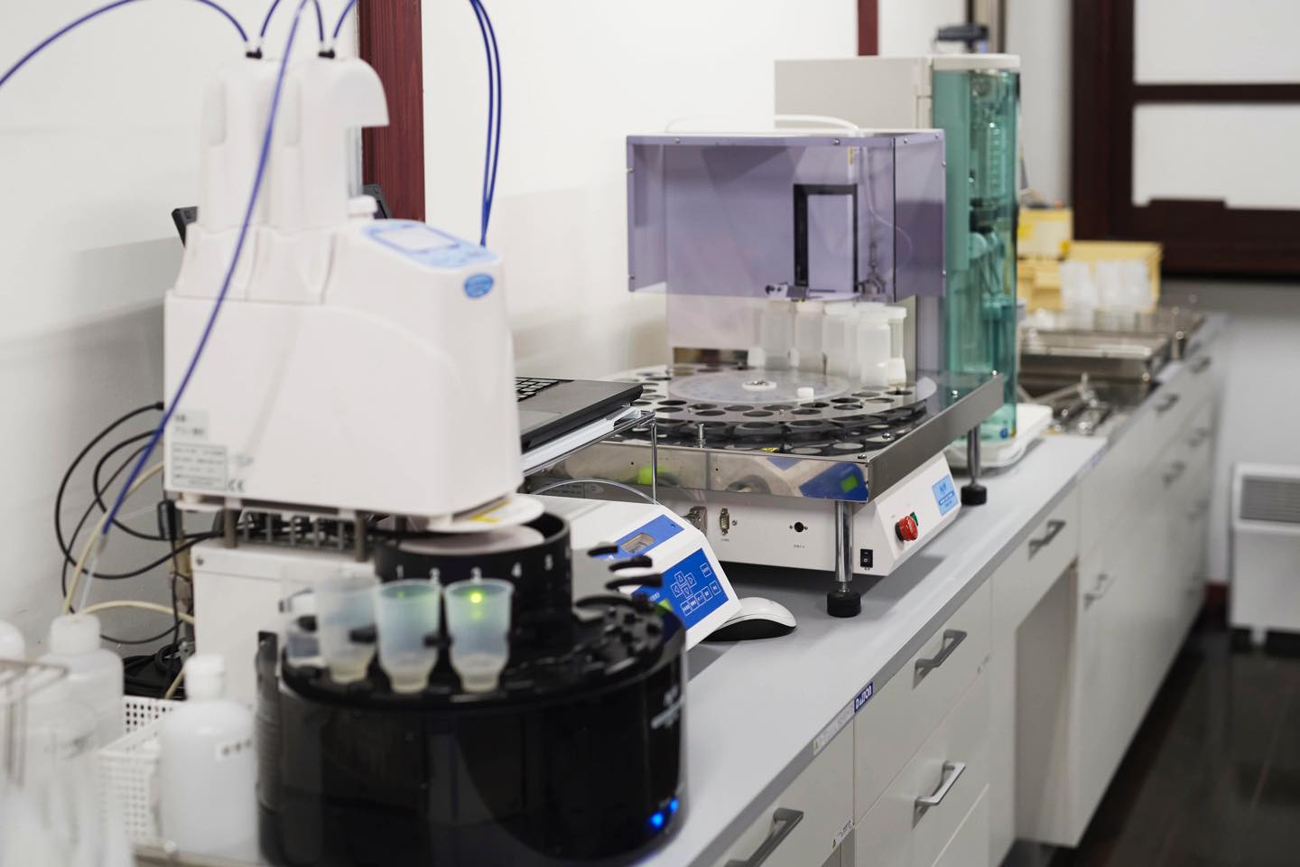 分析室。麹米の糖度を測る機器など、酒造りのための精密機器が並ぶ。