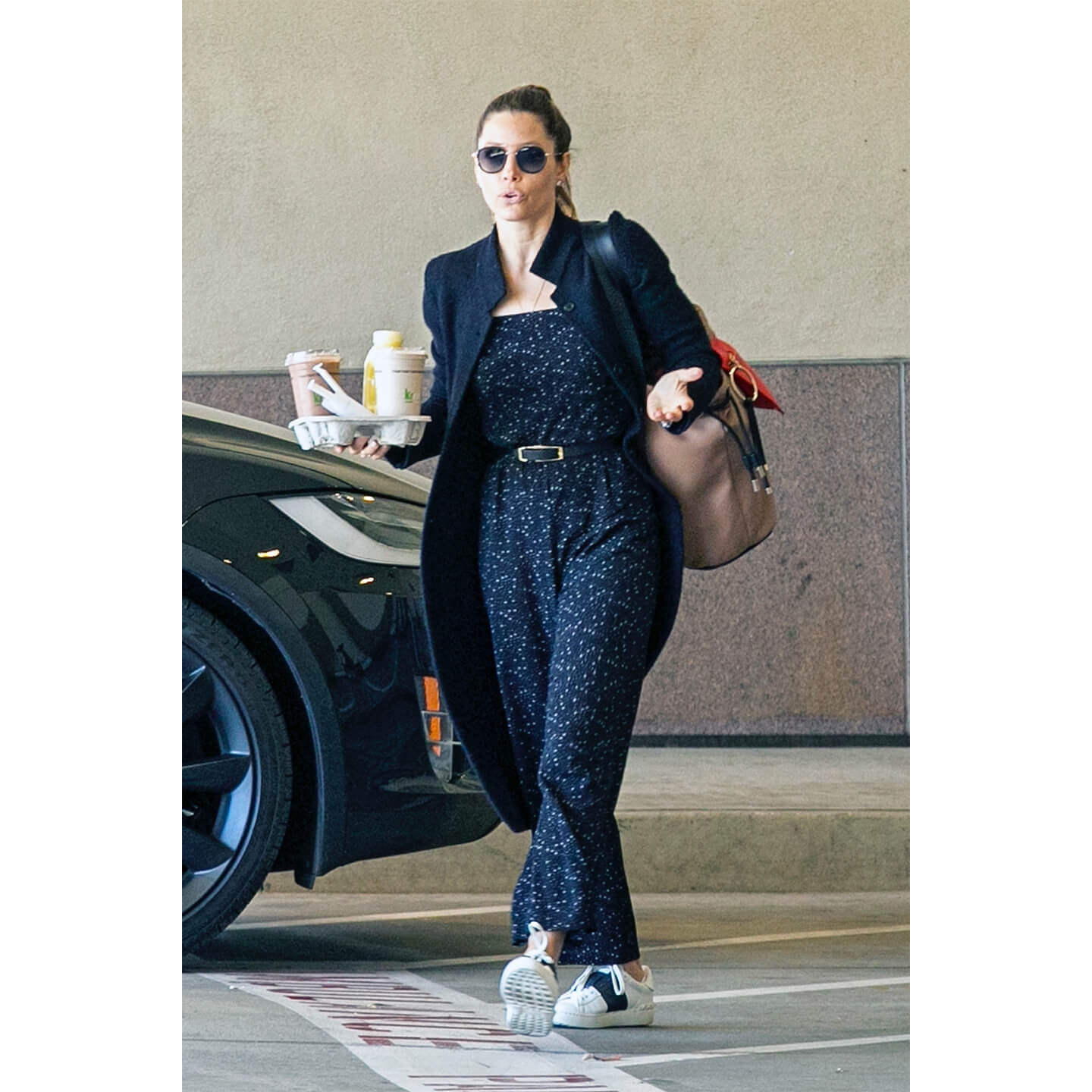 ドット柄のオールインワンを着こなすJessica Biel(ジェシカ・ビール)氏