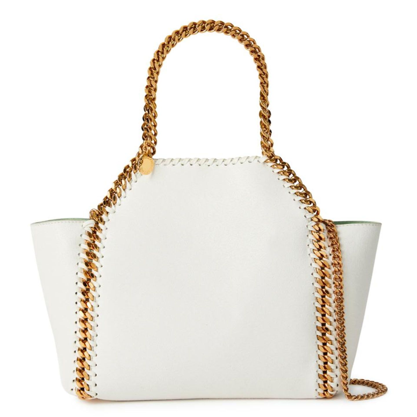 春の装いを印象的にしてくれる、ホワイト×ゴールドのモダンなファラベラ。『Falabella/Reversivle Mini Tote(ファラベラ/リバーシブル ミニトート)』【縦25×横23×マチ12cm】¥134,000(税抜)