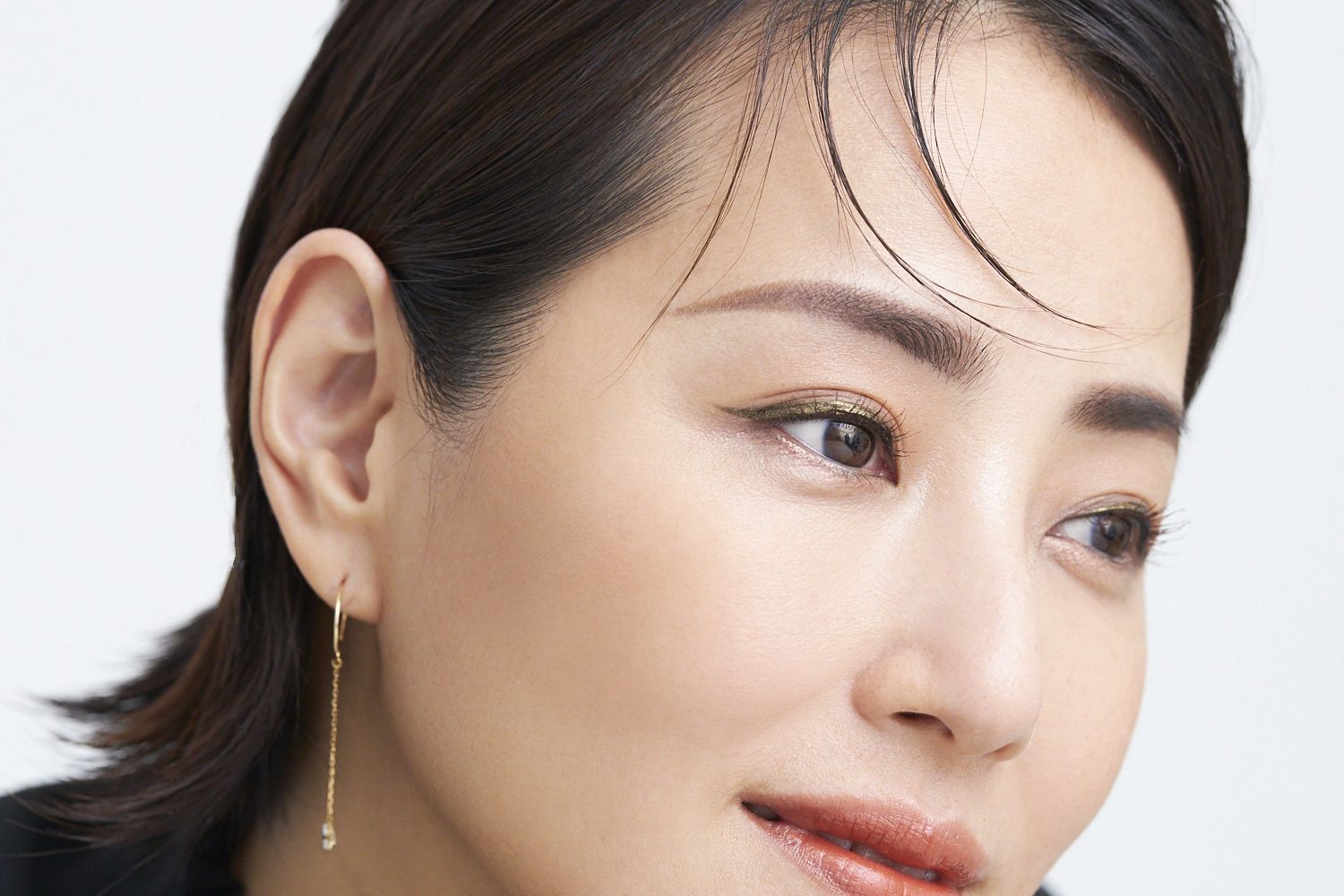 黒を引き算したアイメイクの女性