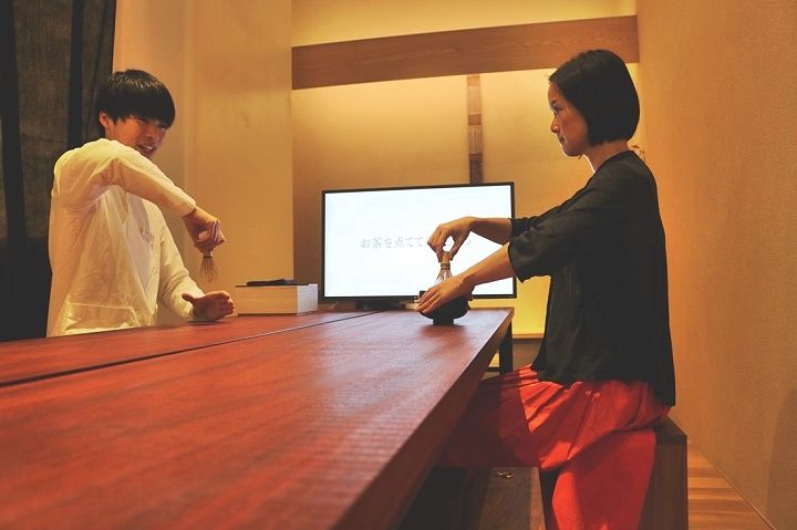 今回の講師、茶論 日本橋店店長の西さん。まずは抹茶やお湯を入れる前に、茶碗や茶筅の扱い方を学びます。