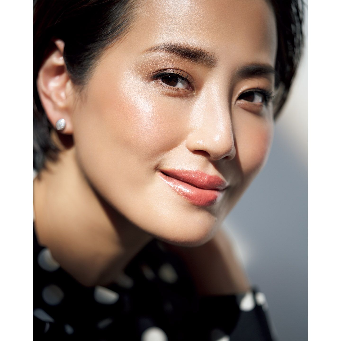 ブラウス¥120,000(オールウェイズ〈MIKAKO NAKAMURA〉)、ピアス¥28,000(リンクス オブ ロンドン銀座店)