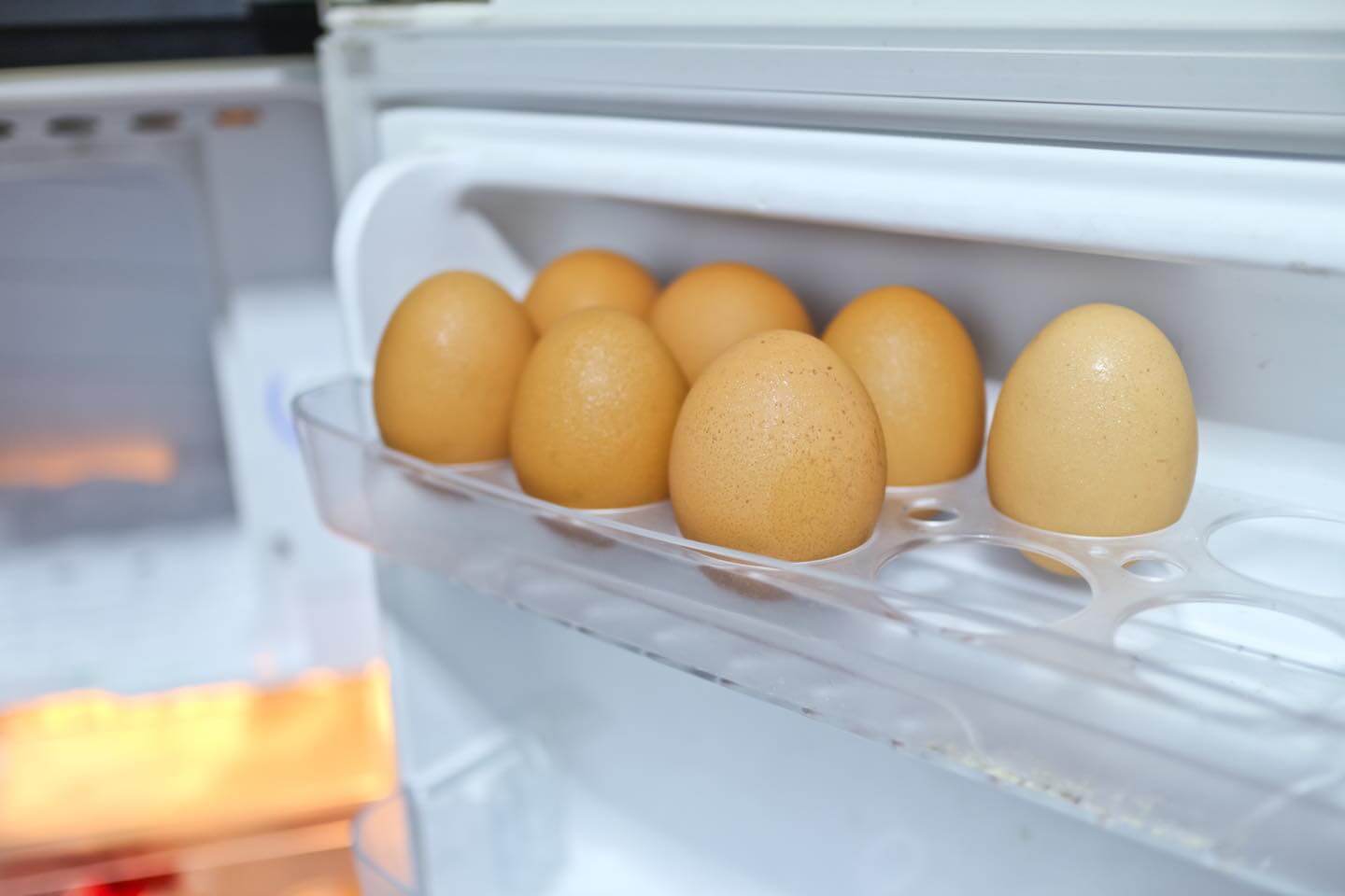 卵ケースが冷蔵庫のドアにある方は要注意。振動で卵が割れてしまうかも!
