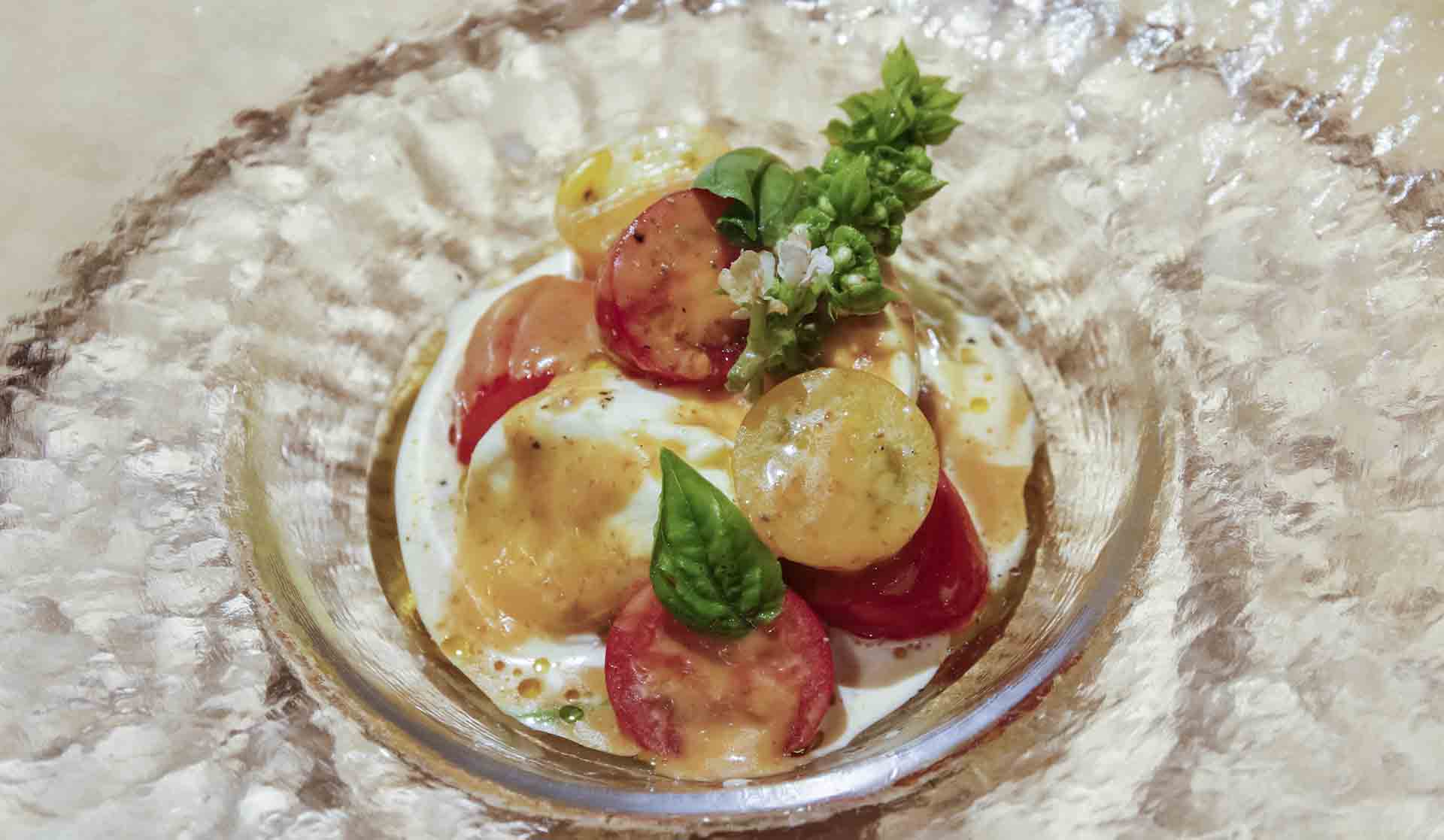 坂根牧場のモッツァレラと季節の地野菜のカプレーゼ。