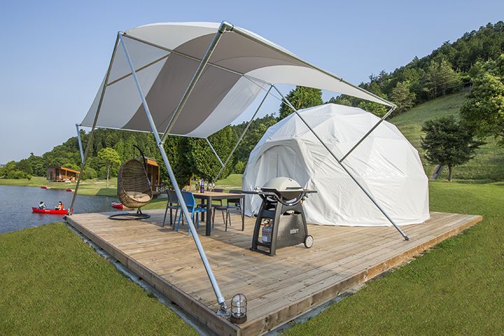 伊吹山と星空を眺められる「ホワイトドーム」のウッドデッキ