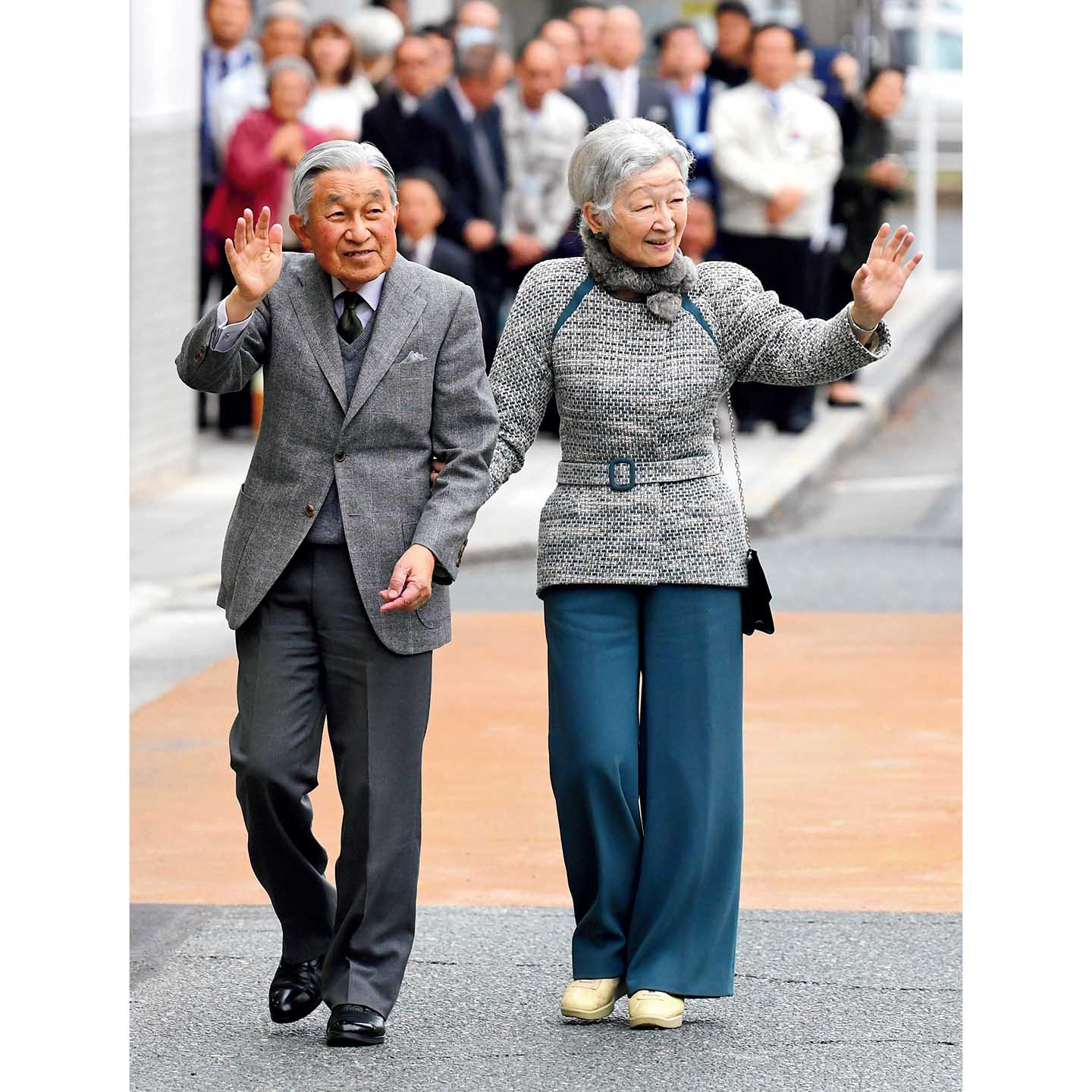 腰をかがめても背中が気にならないベルテッドトップスも多い。Photo/The Asahi Shimbun/Getty Images