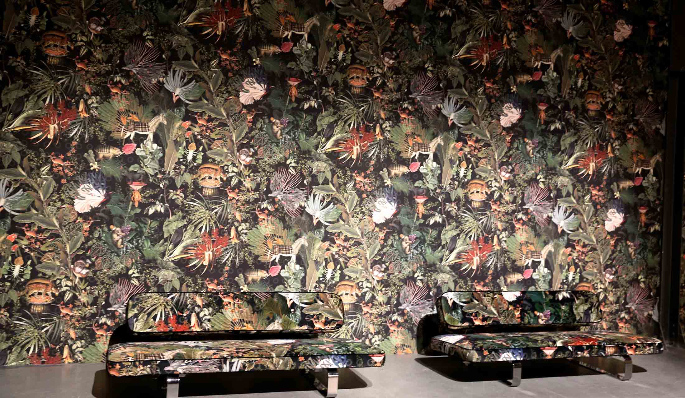 「moooi」の「絶滅種」壁紙 オランダのマルセル・ワンダースとキャスパー・フィッサスが率いるmoooi(モーイ)は毎年ミラノでユニークな家具の展示を行ってくれるが、2018年は期待にたがわず、絶滅種の動物をテーマにしたカーペットや壁紙を提案。