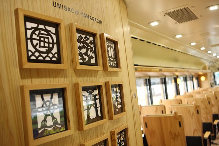 車内の随所に、海幸彦と山幸彦に関する意匠が凝らされている