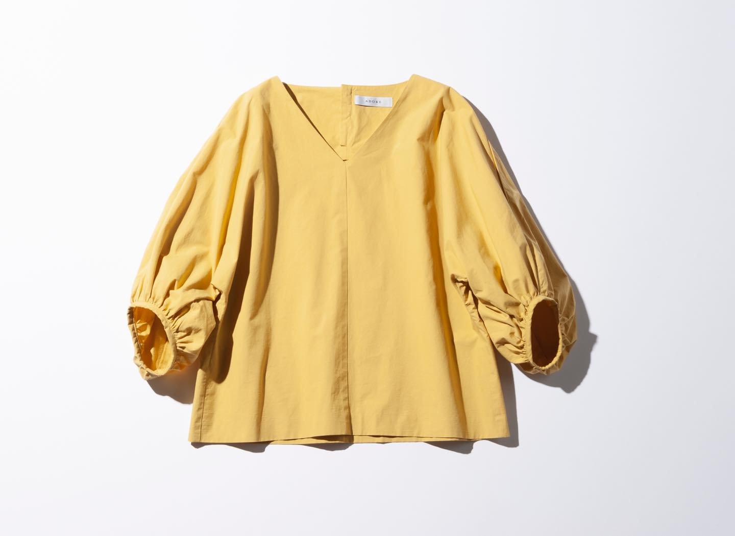 バックにはくるみボタンがあしらわれ、大人のかわいさが感じられる。ブラウス¥24,000