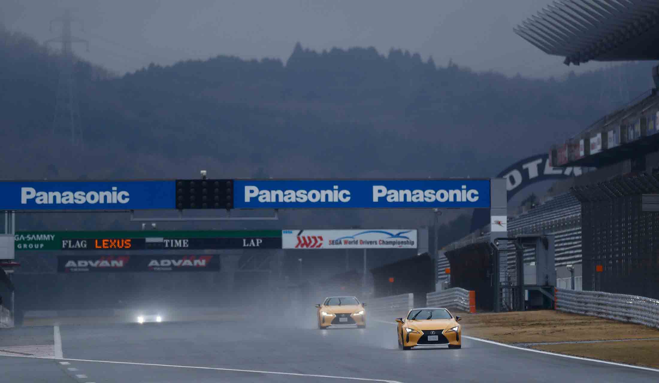 約1,500メートルのメインストレートを走る。雨で視界が悪く、恐怖感は相当なもの!